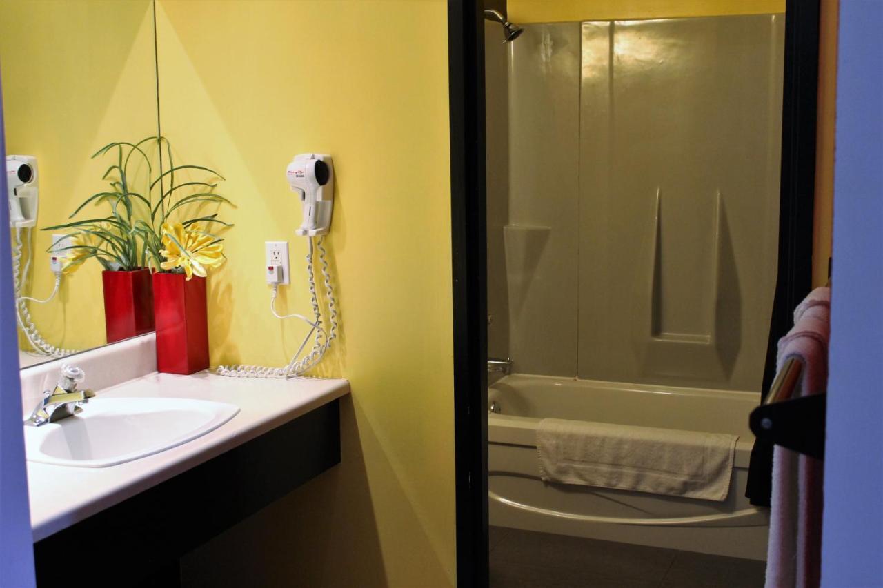 Valcourt Motel Du Canton מראה חיצוני תמונה