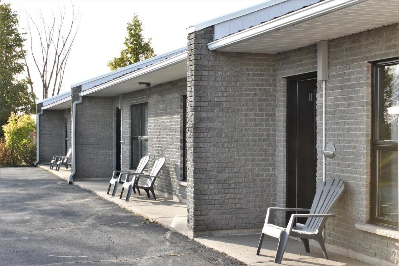 Valcourt Motel Du Canton מראה חיצוני תמונה